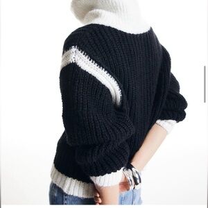 H&M Black and White Cowl Neck  full zip up Sweater size Medium